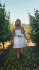 Falda corta de broderie blanco con volado en el ruedo y diseño ligero.