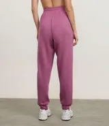 Pantalón deportivo tipo jogger de la marca Get Over, confeccionado en una mezcla de poliéster, modal y elastano. Presenta cintura elástica con cordón de ajuste, bolsillos delanteros amplios y puños elásticos en los tobillos.