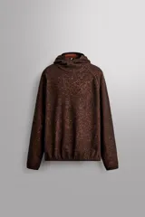 Sudadera regular fit confeccionada en tejido polar ligero con textura efecto pelo en color marrón y negro. Presenta cuello subido con capucha ajustada, manga larga ranglán, bajo asimétrico más largo en la espalda y acabados con cinta elástica.
