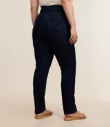 Pantalón de jean skinny azul oscuro, con bolsillos delanteros y traseros, trabillas en la cintura y ajuste elástico interior.