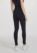 Calza larga gris de cintura alta, modelo skinny.