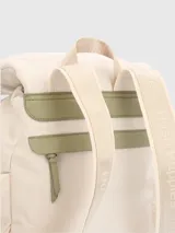 Mochila Hush Puppies de poliéster reciclado en color beige. Presenta un compartimento principal con solapa y cierre, doble bolsillo frontal con cierre, bolsillos laterales con cordón ajustable y detalles en amarillo y verde oliva. Incluye correas ajustables y forro interior.