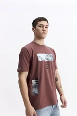 Remera de manga corta color gris oscuro con cuello redondo y un estampado rectangular frontal que simula una obra de arte paisajística en blanco y negro.