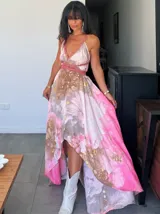 Vestido largo verde con diseño estampado tipo tie-dye y detalles dorados, de corte fluido, un solo hombro y diseño amplio.