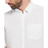 Camisa blanca de lino con cuello abotonado, manga corta, corte clásico y bolsillo en el pecho.