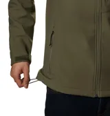 Chaqueta softshell Columbia modelo Cascade Ridge III, color verde oliva. Cuenta con capucha desmontable, cierre frontal completo, bolsillo con cremallera en el pecho, bolsillos laterales para las manos, puños ajustables y dobladillo regulable. Es resistente al agua y está confeccionada con un diseño libre de PFAS.