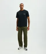 Remera deportiva de hombre con tecnología Dry, confeccionada en poliamida y elastano. Presenta un diseño de corte regular, cuello redondo, manga corta y estampa lettering pequeña en el pecho con la frase Seeking my highs.