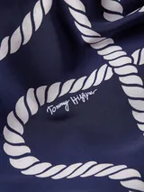 Blusa vaporosa Tommy Hilfiger de color azul marino con estampado integral de cuerdas blancas de estilo marinero. Presenta cuello en V con cordones para anudar, mangas largas con puños abotonados y corte regular.