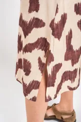 Vestido midi sin mangas de corte recto y escote redondo, con diseño estampado abstracto en tonos marrón y crudo.