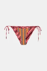Braguita de bikini de tiro medio con diseño reversible, ajustable mediante lazadas laterales. Presenta un estampado de rayas diagonales en tonos rosados, naranjas y azulados.