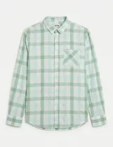Camisa de manga larga confeccionada en algodón, con diseño de cuadros en tonos verde y blanco. Presenta cuello clásico, cierre frontal con botones y un bolsillo en el pecho con etiqueta de la marca.