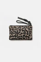 Billetera tipo sobre Rapsodia de poliéster con estampado animal print. Cuenta con doble cierre superior, tira de mano y detalle de cordón con aplique en forma de corazón.