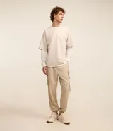 Pantalón jogger de poliamida color beige, de corte holgado con cintura elástica ajustable mediante cordón, puños elásticos en los tobillos y cuatro bolsillos cargo laterales con solapa.