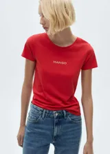 Camiseta roja de algodón con logo dorado de la marca Mango estampado en el pecho.