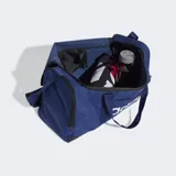 Bolso deportivo Adidas Linear mediano, de color azul marino con base negra y el nombre de la marca impreso en grande en color blanco en el frente. Cuenta con doble manija de mano y tira ajustable para el hombro.
