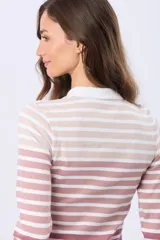 Remera polo de algodón con cuello tejido blanco y diseño de rayas horizontales en tonos rosados, beige y blanco, con efecto degradado. De manga larga y corte slim fit.