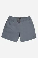 Short de baño para hombre color gris azulado, con textura de micro-rayas verticales. Presenta cintura elástica con cordón ajustable y bolsillos laterales.