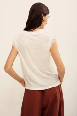 Musculosa blanca de lino con detalle de encaje en las sisas, cuello redondo y diseño sin mangas.