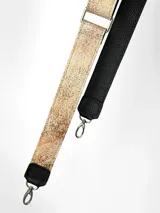 Correa ajustable para cartera confeccionada en cuero, con diseño pintado a mano en tono beige con textura moteada y reverso en cuero liso color marrón. Incluye herrajes metálicos plateados.