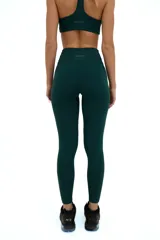 Top deportivo verde inglés con escote medio redondeado y espalda deportiva.