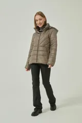 Campera puffer con capucha, color camel, confeccionada en poliéster con relleno acolchado, cierre frontal y diseño entallado.