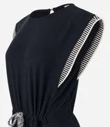 Mono largo de viscosa color negro, con cuello redondo, sisas anchas con detalle de punto y lazo en la cintura.