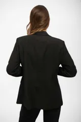 Blazer negro de corte sastrero, con solapas clásicas, cierre frontal de un botón y bolsillos laterales con solapa.