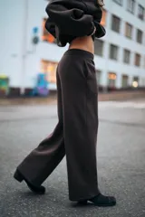 Pantalón de felpa de tiro alto con cintura elástica y corte recto. Cuenta con bolsillos laterales ocultos en la costura y bajo ajustable con cordón elástico y stoppers.