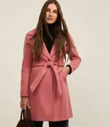 Saco largo negro confeccionado en polivelour, con solapas en el cuello, trabillas en los laterales de la cintura y cinturón franja de tejido.