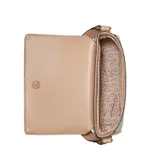 Cartera tipo bandolera Guess modelo Isabella, con diseño estructurado y estampado de monograma de la marca en tonos blanco y beige. Presenta una solapa frontal con detalle de placa metálica dorada con el logo de la marca y correa ajustable en color beige.