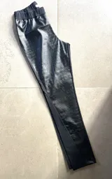 Pantalón chupín con frente de cuerina con textura croco y espalda de gabardina elastizada, con cintura elástica.