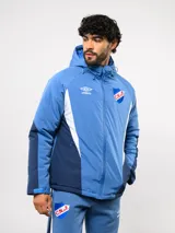 Campera de abrigo Umbro del Club Nacional de Football, con diseño de bloques de color en tonos azul y detalles en blanco. Cuenta con capucha ajustable, cierre frontal completo y bolsillos laterales.