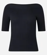 Blusa básica de punto Marfinno, color marfil, de corte ajustado, con elegante escote bote y mangas cortas.