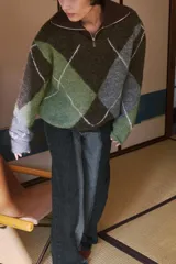 Jersey de cuello pico y manga larga, con estampado de rombos en tonos marrón, verde y gris, y acabados en rib.