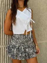 Minifalda de tul con short interno y estampado animal print.