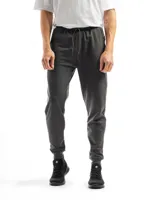 Pantalón deportivo de felpa color gris oscuro, con cintura ajustable mediante cordón y puños elásticos en los tobillos.