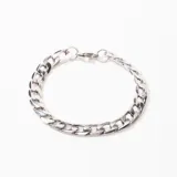Pulsera plateada de eslabones gruesos con cierre de mosquetón.