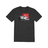 Remera negra de manga corta con estampa de cámara de video, zapatilla eS y cintas de video sobre un rectángulo rojo.