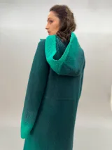 Tapado largo color verde esmeralda de lana merino, con capucha y puños calados.