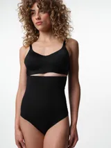 Bombacha modelante de tiro alto con diseño colaless y terminaciones corte láser. Confeccionada en microfibra, cuenta con banda de silicona antideslizante en el borde superior para mayor sujeción y fundillo de algodón.