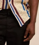 Bermuda básica masculina confeccionada en sarga de algodón, de corte recto con trabillas en la cintura, bolsillos y cierre frontal con botón y cremallera.