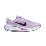 Championes de running Nike modelo Journey Run, color violeta con logo lateral en tono oscuro y suela con detalle degradado en azul y violeta.