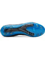 Championes de fútbol Under Armour Magnetico Elite 5 FG, de color negro con detalles en azul brillante y suela con tachas.
