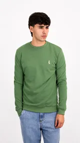 Buzo de punto color verde, con cuello redondo, mangas largas y puños acanalados. Presenta un pequeño logo bordado en el pecho.