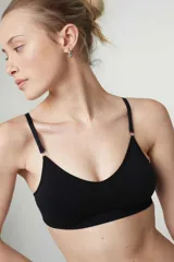 Soutien tipo bralette color beige, sin costuras y sin aro, con copas removibles. Confeccionado en microfibra, tiene breteles regulables y broche doble en la espalda con tres medidas.