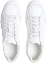 Zapatillas de corte bajo Calvin Klein, confeccionadas en piel blanca con suela de goma plana y cierre de cordones.