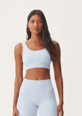 Top deportivo de tejido acanalado sin costuras, con escote redondo y diseño ajustado al cuerpo.