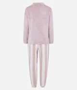 Pijama de dos piezas confeccionado en tejido fleece de tacto suave. La blusa es de cuello redondo y manga larga, con un pequeño bordado de flor en el pecho. El pantalón presenta un diseño de rayas verticales y cintura elástica.