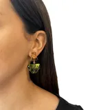 Aros colgantes con forma geométrica, con pieza superior rectangular color crema y pieza inferior cuadrada color ámbar.