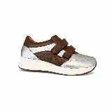 Championes de cuero suave en color marrón y plateado, con cierre de doble tira de velcro y suela alta de poliuretano blanco.
